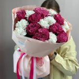 Букет из пионовидной розы и диантуса 133