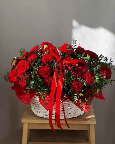Корзина с гвоздиками труарная на возложение 365